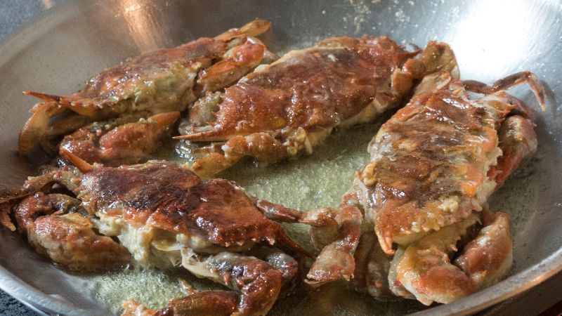 Deep-frying Soft-shelled crab